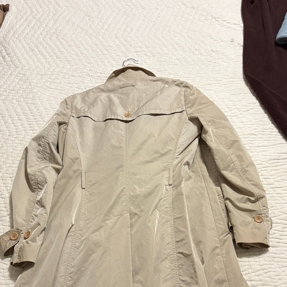 Classic Beige Trench Coat - Picture 4 of 8